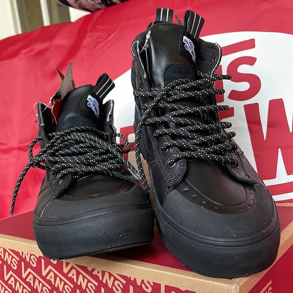 Vans • WMNS Sk8-Hi Mte-2
Black/Black
VN0007NKBKA
boots - sneakers - Picture 9 of 16